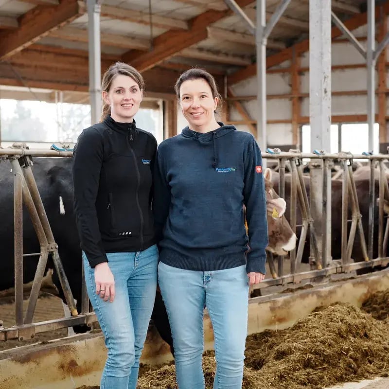 Julia-Rosendahl-und-Katharina-Schrapers-im-Stall